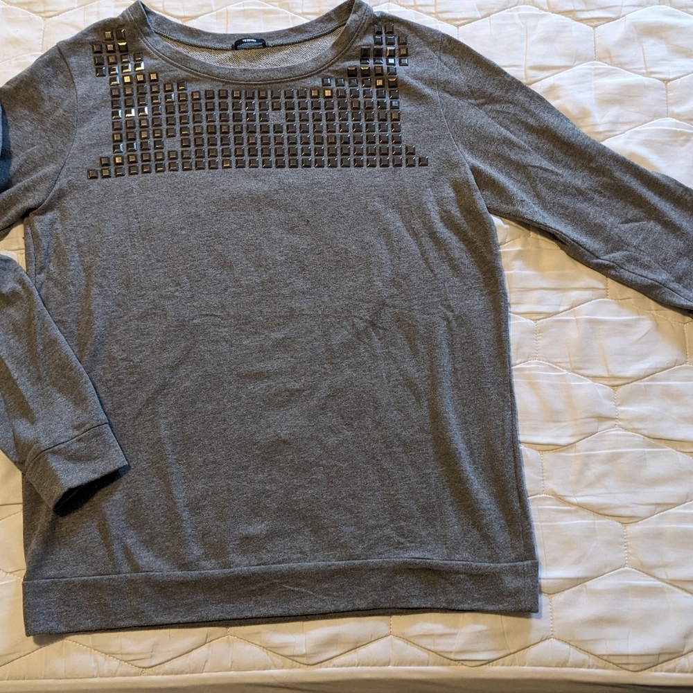 Grey sweatshirt with dark silver beads